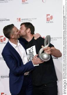 Deutscher Musikautorenpreis - Die Gewinner Marcus Staiger und Marten Laciny Marteria Marsimoto bei der 8. Verleihung des Deutschen Musikautorenpreises 2016 im Hotel Ritz-Carlton. Berlin, 12.05.2016 Foto:xFredericx xFuturexImage