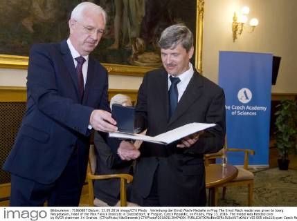 Verleihung der Ernst-Mach-Medaille in Prag The Ernst Mach medal was given to Joerg Neugebauer, head of the Max Planck Institute in Duesseldorf, in Prague, Czech Republic, on Friday, May 13, 2016. The medal was handed over by AVCR chairman Jiri Drahos. (CTKxPhoto VitxSimanek) CTKPhotoP201605130474001  VIS 005