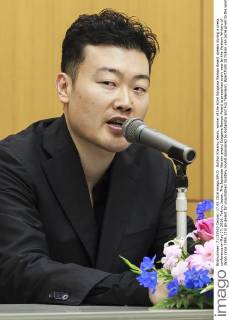 Author Kiwamu Kenin, winner of the 62nd Edogawa Rampo Award speaks during a press conference on May 17, 2016, Tokyo, Japan. The Japanese literary award Edogawa Rampo Award is presented every year by the Mystery Writers of Japan since 1955. It is an award for unpublished mystery novels sponsored by Kodansha and Fuji Television. Apart from 10 million yen prize given to the winner, the work of the winner will be published by Kodansha. The presentation ceremony will be held on September 9 at the Tokyo Imperial Hotel in Chiyoda-ku, Tokyo.  (gxta_edogawarampoprize007)