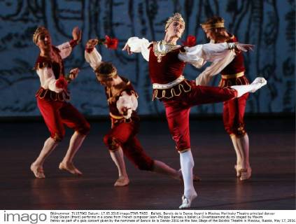 Ballett, Benois de la Danse Award in Moskau Mariinsky Theatre principal dancer Filipp Stepin (front) performs in a scene from French composer Jean-Philippe Rameau s ballet Le Divertissement du roi staged by Maxim Petrov as part of a gala concert given by the nominees of Benois de la Danse-2016 on the New Stage of the Bolshoi Theatre in Moscow, Russia, May 17, 2016. Sergei Bobylev TASS  TS02378B