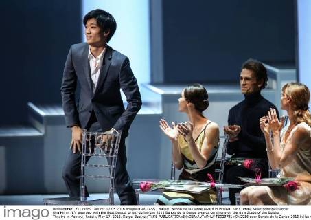 Ballett, Benois de la Danse Award in Moskau Paris Opera Ballet principal dancer Kim Kimin (L), awarded with the Best Dancer prize, during the 2016 Benois de la Danse awards ceremony on the New Stage of the Bolshoi Theatre in Moscow, Russia, May 17, 2016. Sergei Bobylev TASS  TS0237B1