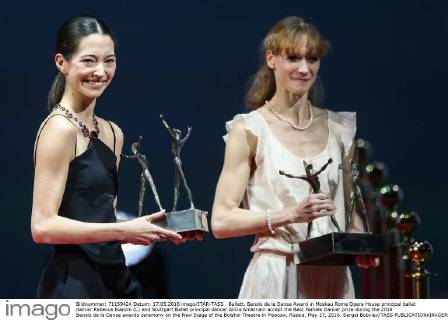 Ballett, Benois de la Danse Award in Moskau Rome Opera House principal ballet dancer Rebecca Bianchi (L) and Stuttgart Ballet principal dancer Alicia Amatriain accept the Best Female Dancer prize during the 2016 Benois de la Danse awards ceremony on the New Stage of the Bolshoi Theatre in Moscow, Russia, May 17, 2016. Sergei Bobylev TASS  TS0237B7