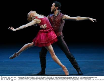 La Scala Ballet principal dancers Virna Toppi (L) and Christian Fagetti perform in a scene from Russian composer Sergei Prokofiev s Cinderella ballet staged by Mauro Bigonzetti, as part of a gala concert given by the nominees of Benois de la Danse-2016 on the New Stage of the Bolshoi Theatre in Moscow, Russia, May 17, 2016. Sergei Bobylev TASS  TS0237E9