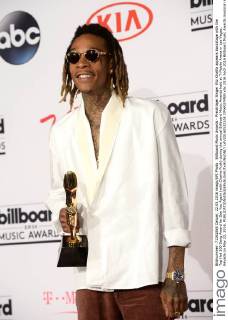Billboard Music Awards - Preisträger Singer Wiz Khalifa appears backstage with the Top Hot 100 Song Award for See You Again (with Charlie Puth) during the annual Billboard Music Awards held at T-Mobile Arena in Las Vegas, Nevada on May 22, 2016.  LAV20160522108 JIMxRUYMEN