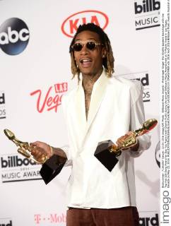 Billboard Music Awards - Preisträger Singer Wiz Khalifa appears backstage with the Top Hot 100 Song Award for See You Again (with Charlie Puth) during the annual Billboard Music Awards held at T-Mobile Arena in Las Vegas, Nevada on May 22, 2016.  LAV20160522110 JIMxRUYMEN