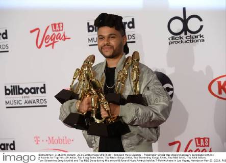 Billboard Music Awards - Preisträger Singer The Weeknd appears backstage with his 8 Awards for Top Hot 100 Artist, Top Song Sales Artist, Top Radio Songs Artist, Top Streaming Songs Artist, Top R&B Artist, Top R&B Album, Tom Streaming Song (Audio) and Top R&B Song during the annual Billboard Music Awards held at T-Mobile Arena in Las Vegas, Nevada on May 22, 2016.  LAV20160522167 JIMxRUYMEN