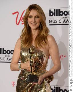 Billboard Music Awards - Preisträger Singer Celine Dion appears backstage with the Icon Award during the annual Billboard Music Awards held at T-Mobile Arena in Las Vegas, Nevada on May 22, 2016.  LAV20160522275 JIMxRUYMEN