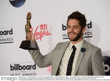 Billboard Music Awards - Preisträger Musician Thomas Rhett appears backstage with the Top Country Song Award during the annual Billboard Music Awards held at T-Mobile Arena in Las Vegas, Nevada on May 22, 2016.  LAV20160522331 JIMxRUYMEN