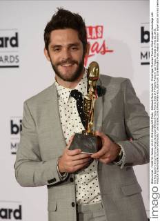 Billboard Music Awards - Preisträger Musician Thomas Rhett appears backstage with the Top Country Song Award during the annual Billboard Music Awards held at T-Mobile Arena in Las Vegas, Nevada on May 22, 2016.  LAV20160522335 JIMxRUYMEN
