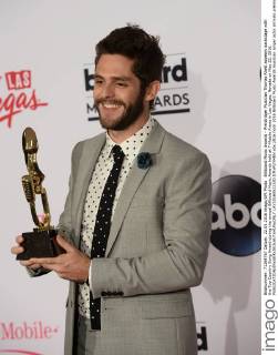 Billboard Music Awards - Preisträger Musician Thomas Rhett appears backstage with the Top Country Song Award during the annual Billboard Music Awards held at T-Mobile Arena in Las Vegas, Nevada on May 22, 2016.  LAV20160522330 JIMxRUYMEN