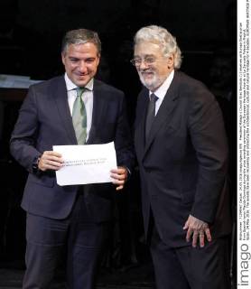 President Malaga s Council Elias Bendodo (L) receives an Europa Nostra prize from Spanish tenor Placido Domingo during the prize awarding ceremony of the European Heritage Awards at La Zarzuela Palace in Madrid, Spain, 24 May 2016. The awards have been recovering and protecting the architectonical, cultural and natural heritage for 4 decades. EUROPEAN HERITAGE PRIZE AWARDING CREMONY IN MADRID !ACHTUNG: NUR REDAKTIONELLE NUTZUNG!  GRA003 20160524-635997298728315684