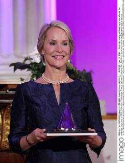 (160524) -- HELSINKI, May 24, 2016 -- American biochemist Frances Arnold attends the awarding ceremony of 2016 Millennium Technology Prize in Helsinki, Finland on May 24, 2016. American biochemist Frances Arnold, a pioneer in the field of directed evolution , was awarded the seventh Millennium Technology Prize in Helsinki on Tuesday. ) FINLAND-HELSINKI-MILLENNIUM PRIZE-AWARD ZhangxXuan 