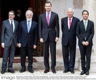 The rector of the University of Alcala de Henares, Fernando Galban, Antonio Fraguas de Pablo Forjes , Spanish king, Felipe VI, spanish external subjects minister, José Manuel García-Margallo, and Alcala de Henares mayors, Javier Rodríguez Palacios before the Quevedos iberoamerican award of grafic humor 2014. May 26,2016.  (2016260508)