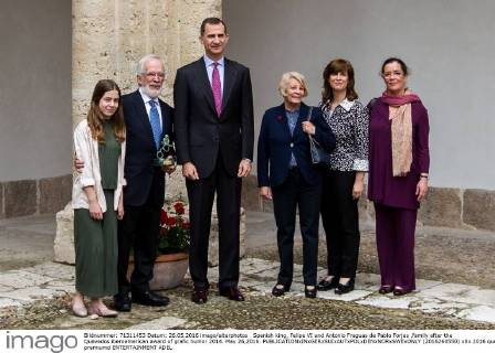 Spanish king, Felipe VI and Antonio Fraguas de Pablo Forjes ,family after the Quevedos iberoamerican award of grafic humor 2014. May 26,2016.  (2016260550)