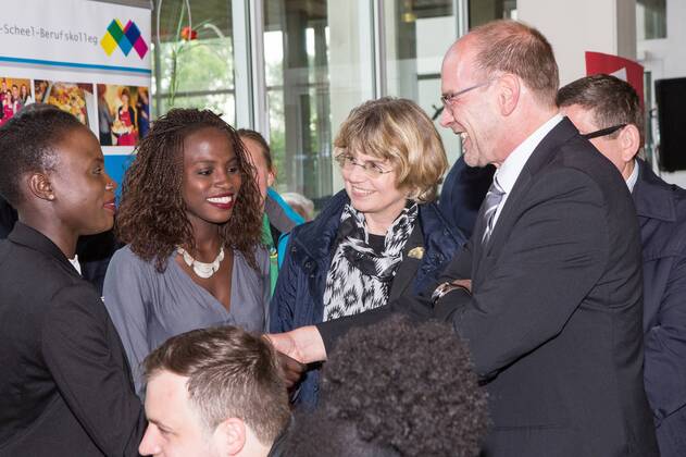 Solingen Rainer Schmeltzer (SPD, Minister für Arbeit, Integration und Soziales des Landes Nordrhein-Westfalen) gratuliert Awa Gueye (25) Preistraegerin Silberner Schuh 2016, Preisverleihung Silberner Schuh 2016 (links), Preisverleihung Silberner Schuh 2016, Solinger Preis fuer Zivilcourage vom Buendnis fuer Toleranz und Zivilcourage, Solingen, 29.05.2016, Copyright: Deutzmannx xEibner-Pressefoto EP_cdn
