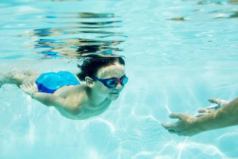 Young boy diving to mother, under water, swimming pool model released Symbolfoto  ZOCF000066