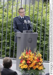 Berlin, Bundesministerium des Innern, Einweihung des Gedenkobjektes für die im Dienst ums Leben gekommenen Beschäftigten des Geschäftsbereich BMI durch BM de Maiziere, Foto: Sven Hüber, Vorsitzenden des Bundespolizeihauptpersonalrates