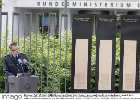 Berlin, Bundesministerium des Innern, Einweihung des Gedenkobjektes für die im Dienst ums Leben gekommenen Beschäftigten des Geschäftsbereich BMI durch BM de Maiziere, Foto: Sven Hüber, Vorsitzenden des Bundespolizeihauptpersonalrates