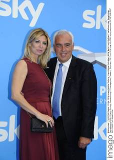 Hans Rainer Schröder (BMW Berlin) mit Ehefrau Verleihung des Bayerischen Fernsehpreis 2016 Preis, Ehrung, Auszeichnung Prinzregenten Theater München 03. Juni 2016