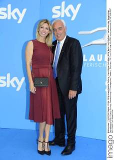Hans Rainer Schröder (BMW Berlin) mit Ehefrau Verleihung des Bayerischen Fernsehpreis 2016 Preis, Ehrung, Auszeichnung Prinzregenten Theater München 03. Juni 2016