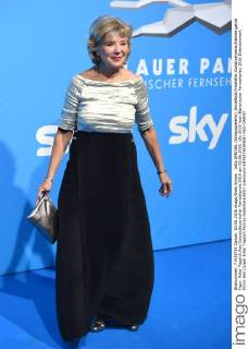 Jutta SPEIDEL (Schauspielerin) ,Einzelbild,Freisteller,Ganzkoerperaufnahme,ganze Figur. Roter Teppich,Red Carpet,Bayerischer Fernsehpreis 2016 am 03.06.2016.