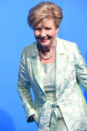 Carolin REIBER (Moderatorin), Einzelbild,angeschnittenes Einzelmotiv,Halbfigur,halbe Figur. Roter Teppich,Red Carpet,Bayerischer Fernsehpreis 2016 am 03.06.2016.