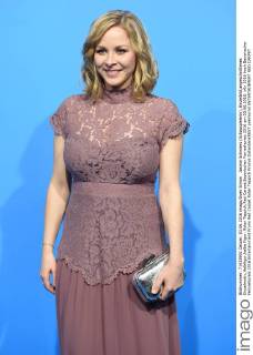 Jasmin Schwiers (Schauspielerin), Einzelbild,angeschnittenes Einzelmotiv,Halbfigur,halbe Figur. Roter Teppich,Red Carpet,Bayerischer Fernsehpreis 2016 am 03.06.2016.