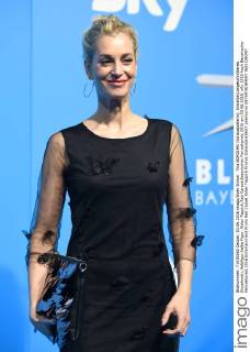 Tina BORDIHN (Schauspielerin), Einzelbild,angeschnittenes Einzelmotiv,Halbfigur,halbe Figur. Roter Teppich,Red Carpet,Bayerischer Fernsehpreis 2016 am 03.06.2016.