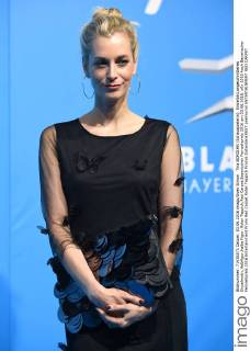 Tina BORDIHN (Schauspielerin), Einzelbild,angeschnittenes Einzelmotiv,Halbfigur,halbe Figur. Roter Teppich,Red Carpet,Bayerischer Fernsehpreis 2016 am 03.06.2016.