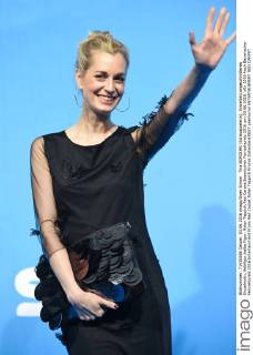 Tina BORDIHN (Schauspielerin), Einzelbild,angeschnittenes Einzelmotiv,Halbfigur,halbe Figur. Roter Teppich,Red Carpet,Bayerischer Fernsehpreis 2016 am 03.06.2016.