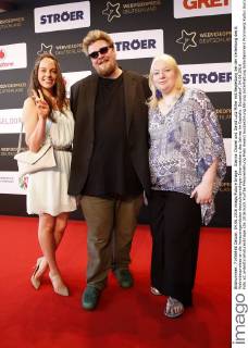 Gianna Chanel und David Lutz Miller mit Begleitung bei der Verleihung des 6. Webvideopreises an die herausragendsten deutschsprachigen Internetstars des Jahres im Castello. Düsseldorf, 04.06.2016 Foto:xC.xHardtx xFuturexImage