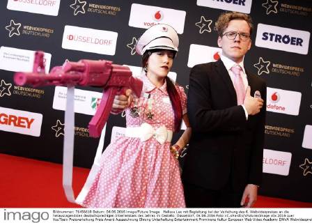 Melissa Lee mit Begleitung bei der Verleihung des 6. Webvideopreises an die herausragendsten deutschsprachigen Internetstars des Jahres im Castello. Düsseldorf, 04.06.2016 Foto:xC.xHardtx xFuturexImage