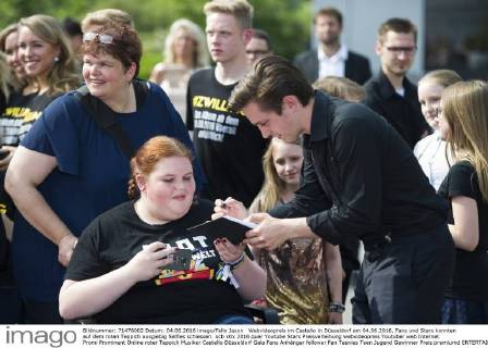 Webvideopreis im Castello in Düsseldorf am 04.06.2016. Fans und Stars konnten auf dem roten Teppich ausgiebig Selfies schiessen.
