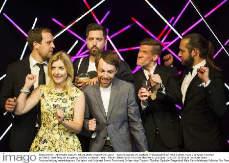 Webvideopreis im Castello in Düsseldorf am 04.06.2016. Fans und Stars konnten auf dem roten Teppich ausgiebig Selfies schiessen. Hier: Fabian Siegismund und Das Netzwerk, youtuber.