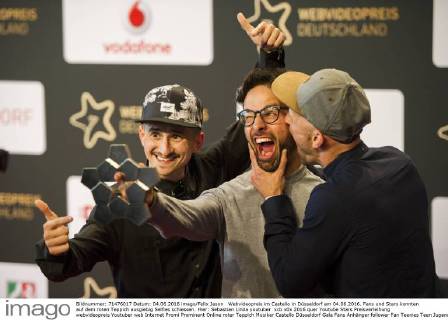 Webvideopreis im Castello in Düsseldorf am 04.06.2016. Fans und Stars konnten auf dem roten Teppich ausgiebig Selfies schiessen. Hier: Sebastian Linda youtuber