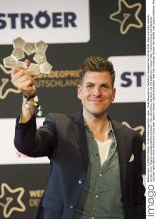 Webvideopreis im Castello in Düsseldorf am 04.06.2016. Fans und Stars konnten auf dem roten Teppich ausgiebig Selfies schiessen. Hier: David Hain, BeHaind.