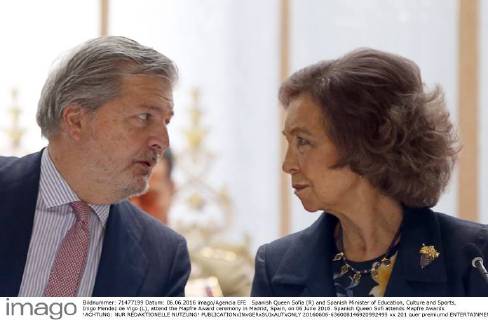 Spanish Queen Sofia (R) and Spanish Minister of Education, Culture and Sports, Inigo Mendez de Vigo (L), attend the Mapfre Award ceremony in Madrid, Spain, on 06 June 2016. Spanish Queen Sofi attends Mapfre Awards !ACHTUNG: NUR REDAKTIONELLE NUTZUNG!  20160606-636008146920992495