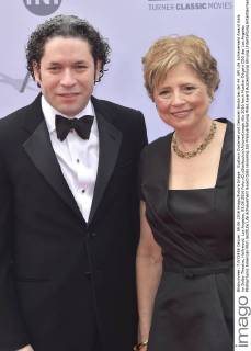 Gustavo Dudamel und Deborah Borda bei der 44. AFI Life Achievement Award Gala im Dolby Theatre, Hollywood. Los Angeles, 09.06.2016 Foto:xD.xStarbuckx xFuturexImage