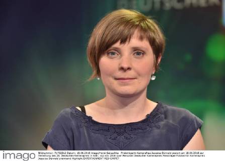 Preisträgerin Kamerafrau Jesssica Dürwald posiert am 18.06.2016 zur Verleihung des 26. Deutschen Kamerapreis in Köln.