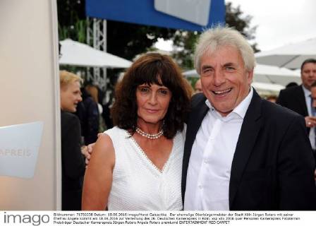 Der ehemalige Oberbürgermeister der Stadt Köln Jürgen Roters mit seiner Ehefrau Angela kommt am 18.06.2016 zur Verleihung des 26. Deutschen Kamerapreis in Köln.