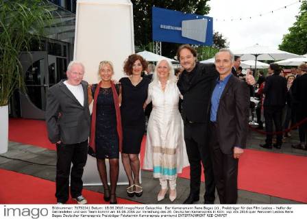 Der Kameramann Rene Begas (r) , Preisträger für den Film Lesbos - Helfer der Getrandeten und sein Team kommt am 18.06.2016 zur Verleihung des 26. Deutschen Kamerapreis in Köln.