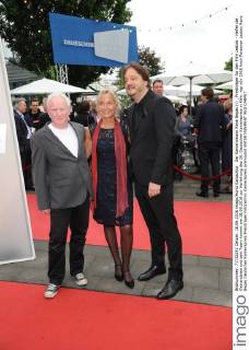 Der Kameramann Rene Begas (r) , Preisträger für den Film Lesbos - Helfer der Getrandeten und sein Team kommt am 18.06.2016 zur Verleihung des 26. Deutschen Kamerapreis in Köln.
