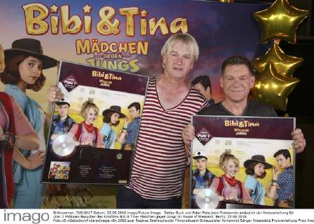 Detlev Buck und Peter Plate beim Fototermin anlässlich der Preisverleihung für über 2 Millionen Besucher des Kinofilms Bibi & Tina- Mädchen gegen Jungs im House of Weekend. Berlin, 22.06.2016 Foto:xS.xGabschx xFuturexImage