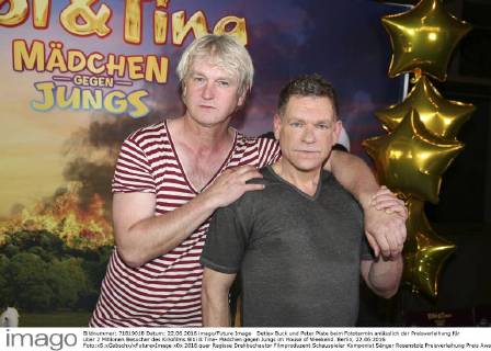 Detlev Buck und Peter Plate beim Fototermin anlässlich der Preisverleihung für über 2 Millionen Besucher des Kinofilms Bibi & Tina- Mädchen gegen Jungs im House of Weekend. Berlin, 22.06.2016 Foto:xS.xGabschx xFuturexImage