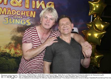 Detlev Buck und Peter Plate beim Fototermin anlässlich der Preisverleihung für über 2 Millionen Besucher des Kinofilms Bibi & Tina- Mädchen gegen Jungs im House of Weekend. Berlin, 22.06.2016 Foto:xS.xGabschx xFuturexImage