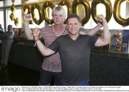 Detlev Buck und Peter Plate beim Fototermin anlässlich der Preisverleihung für über 2 Millionen Besucher des Kinofilms Bibi & Tina- Mädchen gegen Jungs im House of Weekend. Berlin, 22.06.2016 Foto:xS.xGabschx xFuturexImage