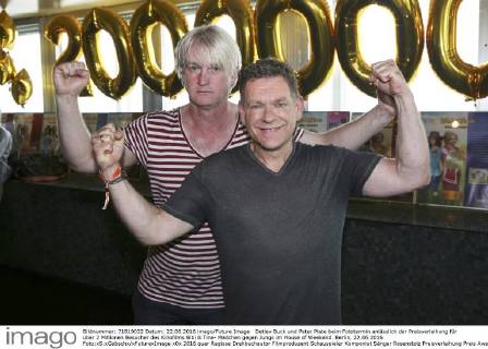 Detlev Buck und Peter Plate beim Fototermin anlässlich der Preisverleihung für über 2 Millionen Besucher des Kinofilms Bibi & Tina- Mädchen gegen Jungs im House of Weekend. Berlin, 22.06.2016 Foto:xS.xGabschx xFuturexImage