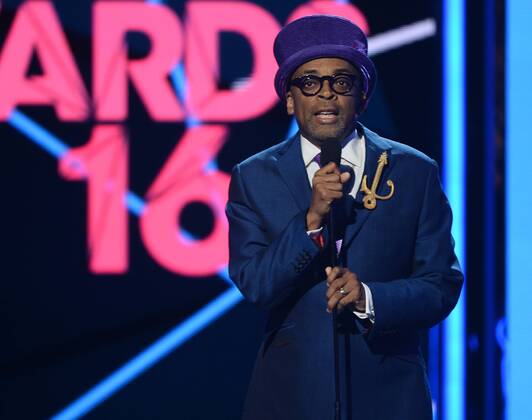 Director producer Spike Lee (L) presents the Lifetime Achievement Award to honoree Samuel L. Jackson onstage during the 16th annual BET Awards at Microsoft Theater in Los Angeles on June 26, 2016.  LAP20160626828 JIMxRUYMEN