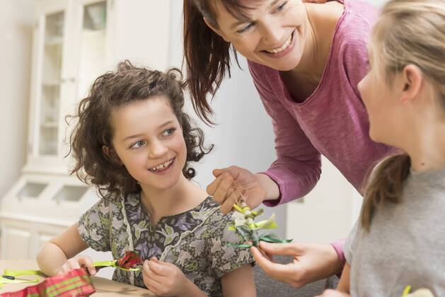 Mother and daughters tinkering model released Symbolfoto property released  NHF001521