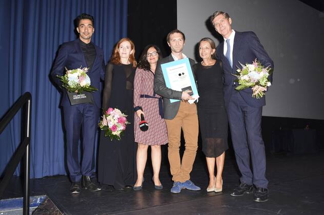 Amir Hanz, Sibylle Canonica, Gast, Marc-Benoit Creancier mit dem CineVision Award für Divines , Gertraude Müller-Ernstberger und Max Wagner Foto:xP.xSchönbergerx xFuturexImage